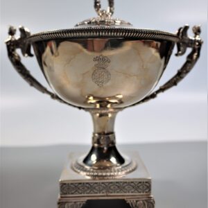 Srebrna wazka z herbem i dewizą hrabiów Potockich Francja XIX w.